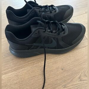 Nike Swift 2 mens black running shoes brand new